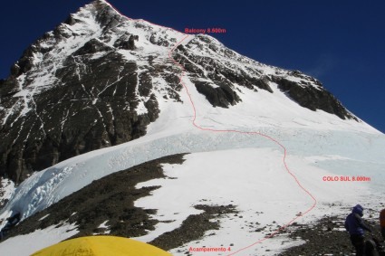 Acampamento 4 no Colo Sul do Everest, com a rota da escalada. Foto de Irivan Burda.