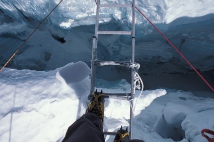 Atravessando ponte na Cascata de Gelo, Everest. Foto de Waldemar Niclevicz.
