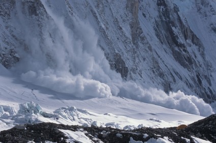 Avalanche no Vale do Silêncio, pequena barraca do campo 2 à direita. Foto de Waldemar Niclevicz.