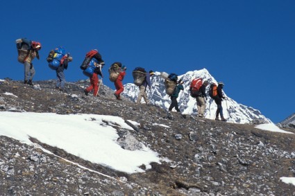 Caminhando no vale Hongku. Foto de Waldemar Niclevicz.