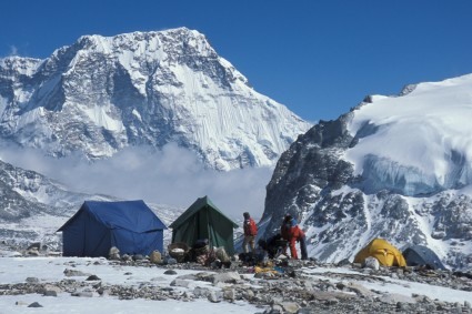 Campo alto a 5.500m, antes de cruzar o Amphu Laptsa La. Foto de Waldemar Niclevicz.