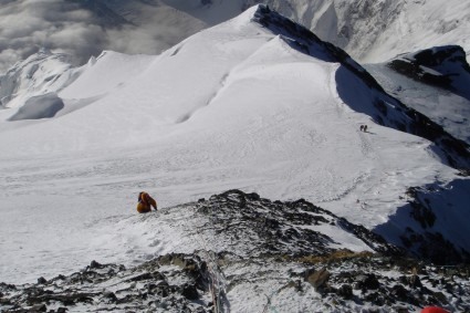 Chegando ao cume sul (8.757m) do Everest. Foto de Irivan Burda.
