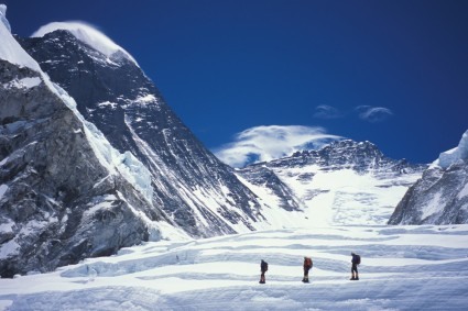 Do Vale do Silêncio, o Everest (à esquerda) e o Lhotse (à direita). Foto de Waldemar Niclevicz.