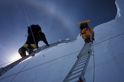 Escadas na Cascata de Gelo do Everest. Foto de Waldemar Niclevicz.