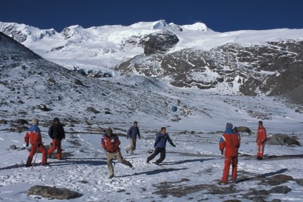 Futebol com sherpas a 5.350m com o Mera Peak ao fundo. Foto de Waldemar Niclevicz.