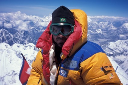 Irivan Gustavo Burda no cume do Everest. Foto de Waldemar Niclevicz.