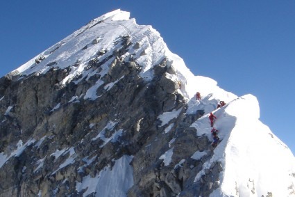 O Escalão Hillary, rochoso no centro da crista, último obstáculo rumo ao cume do Everest. Foto de Irivan Burda.