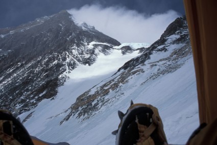 Vista da pirâmide superior do Everest desde o acampamento 3 (7.300m). Foto de Waldemar Niclevicz.