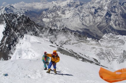 Waldemar Niclevicz chegando ao cume do Everest. Foto de Irivan Burda.