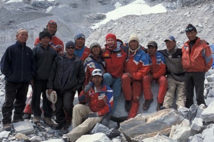 Waldemar Niclevicz com carregadores que o acompanharam até o campo base do Everest. Foto de Irivan Burda.