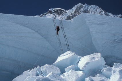A Cascata de Gelo do Khumbu, trecho entre o campo base e campo 1 do Everest, Nepal. Foto de Waldemar Niclevicz.