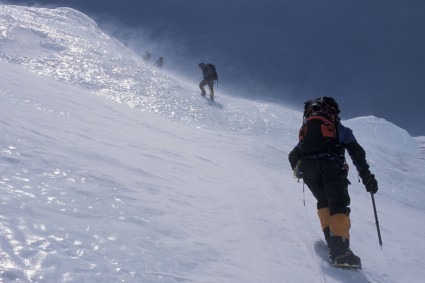 Superando o Flanco do Lhotse, Everest, Nepal. Foto de Waldemar Niclevicz.