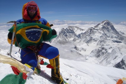 Waldemar Niclevicz pela segunda vez no cume do Everest, em 2005. Foto de Irivan Burda.