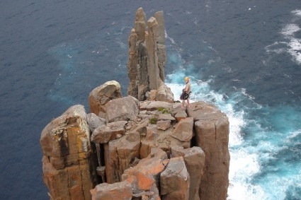 A bela crista de pilares de rocha do Cape Raoul, Poler Dancer ao fundo. Foto de Waldemar Niclevicz.