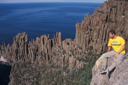 Waldemar Niclevicz com o Cape Raoul, Tasmânia. Foto de Lee Cossey.