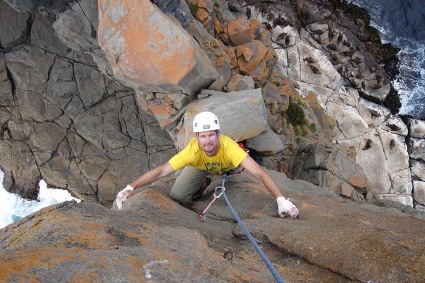 Waldemar Niclevicz no Poler Dancer, Cape Raoul. Foto de Lee Cossey.