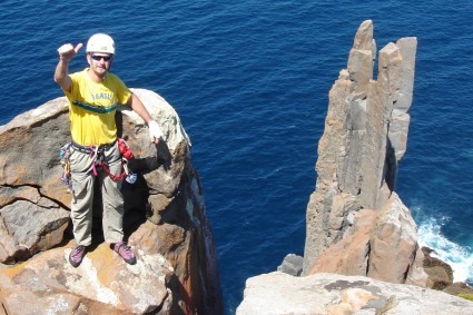 Waldemar Niclevicz no Cape Raoul, Poler Dancer à direita, Tasmânia. Foto de Lee Cossey.