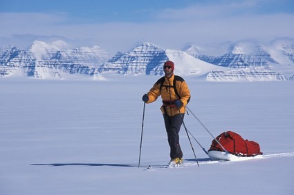 Waldemar Niclevicz com trenó na Groenlândia. Foto de Stanley.