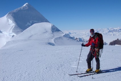 Waldemar Niclevicz com o cume do Dome ao fundo. Foto de Mark Thomas.