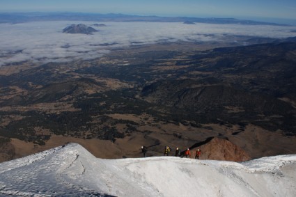 Chegando ao cume do Orizaba, México. Foto de Waldemar Niclevicz.