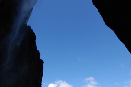 A grande abóboda do Salto Angel, vista da base da parede. Foto de Waldemar Niclevicz.