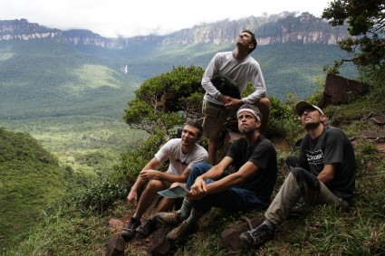 Chiquinho, Ed, Sérginho e Val, observando a parede do Salto Angel. Foto de Waldemar Niclevicz.