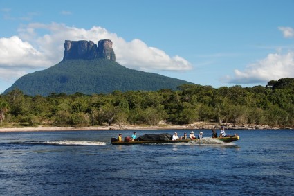 Descendo o rio Carrao, rumo ao Salto Angel. Foto de Waldemar Niclevicz.