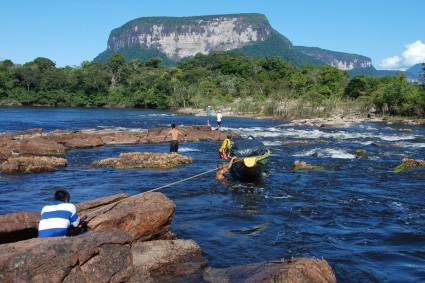 Descendo o rio Akanan, rumo ao Salto Angel. Foto de Waldemar Niclevicz.