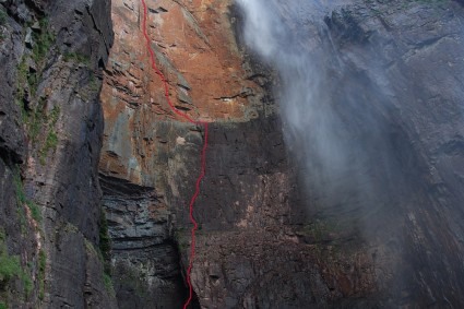 O Salto Angel com a rota da escalada, vista da Cueva de los Españoles. Foto de Waldemar Niclevicz.