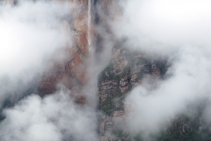 O Salto Angel visto de Isla Raton. Foto de Waldemar Niclevicz.