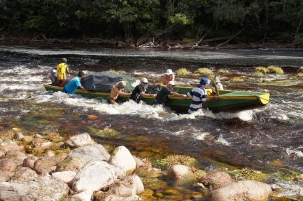 Subindo o rio Churun, parte alta. Foto de Waldemar Niclevicz.