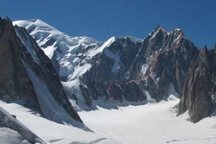 A Crista Kufner do Mont Maudit, Mont Blanc à esquerda. Foto de Waldemar Niclevicz.