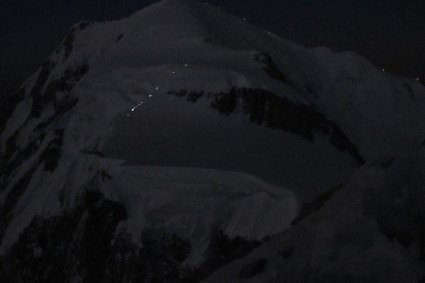 Alpinistas seguindo rumo ao alto do Mont Blanc, com suas lanternas, vistos do cume do Mont Maudit às 5h25 da madrugada. Foto de Waldemar Niclevicz.
