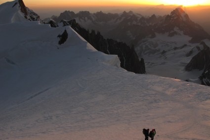 Após a escalada do Crista Kufner no Mont Maudit, amanhecer no Colo da Brenva rumo ao alto do Mont Blanc. Foto de Waldemar Niclevicz.