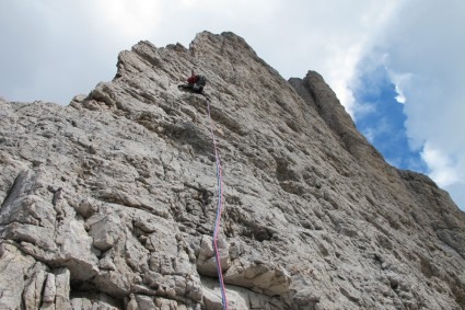 Eiki Higaki guiando o primeiro esticão na Torre Delago, Vajolet. Foto de Waldemar Niclevicz.