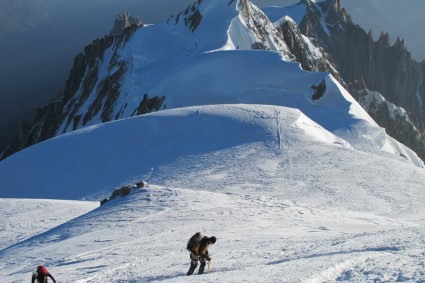 Próximo ao cume do Mont Blanc, Mont Maudit abaixo. Foto de Waldemar Niclevicz.