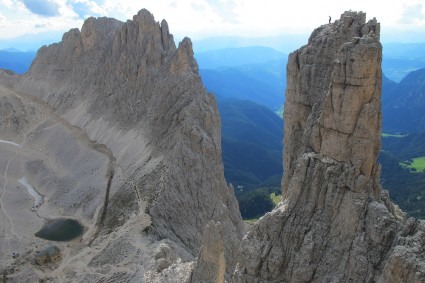 Torre Stabeler visto do cume da Torre Winkler, abaixo, próximo a laguna o Refugio Re Alberto. Foto de Waldemar Niclevicz.