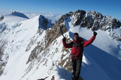 Waldemar NIclevicz no cume da Punta Nordend, Monte Rosa. Ao fundo, à direita o Punta Dufour. Um pouco à esquerda a Punta Zumstein, mais à esquerda a Punta Gnifetti.