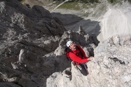 Waldemar Niclevicz no primeiro esticão da Torre Delago, a primeira torre da travessia. Foto de Eiki Higaki.