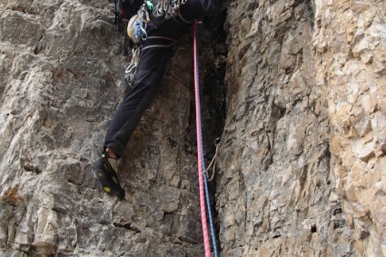 Waldemar Niclevicz no crux da Torre Stabeler, Vajolet. Foto de Eiki Higaki.