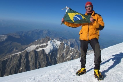 Waldemar Niclevicz no cume do Mont Blanc, em 2011.