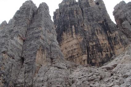 Waldemar (de vermelho) no diedro da Torre Barancio (à esquerda), á direta a Torre Grande. Foto de Eiki Higaki.