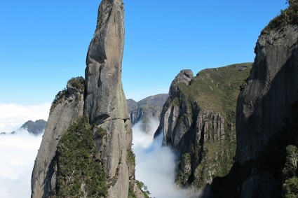 A Agulha do Diabo, belo obelisco na Serra dos Órgãos, RJ. Foto de Waldemar Niclevicz.