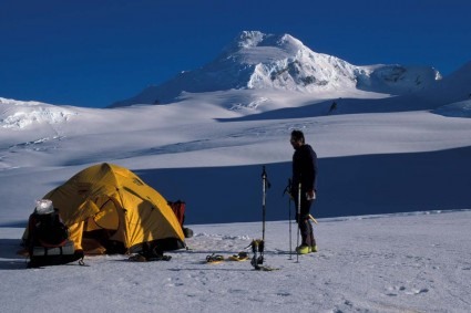 Acampamento com San Valentin ao fundo, Patagônia, Chile. Foto de Waldemar Niclevicz.