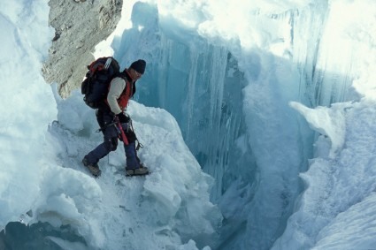 Alain Mesili durante a escalada do Cololo, Cordilheira de Apolobamba, Bolívia. Foto de Waldemar Niclevicz