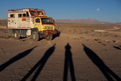 O caminhão Andino ao final de uma bela tarde no sul da Bolívia. Foto de Niclevicz.