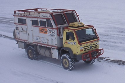 Andino enfrentando neve, norte do Chile. Foto de Waldemar Niclevicz.