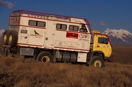 O caminhão Andino com o Illimani ao fundo, Bolívia. Foto de Waldemar Niclevicz.
