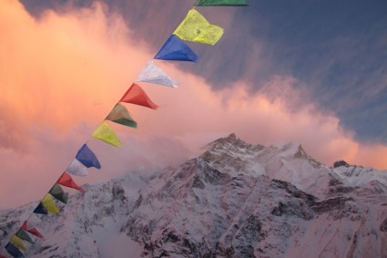 Bandeiras de orações no Annapurna, Nepal. Foto de Waldemar Niclevicz.