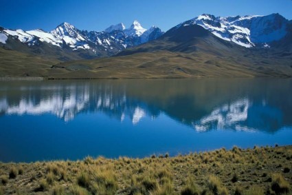 Laguna Tuni com o maciço do Condoriri ao fundo, Bolívia. Foto de Waldemar Niclevicz.